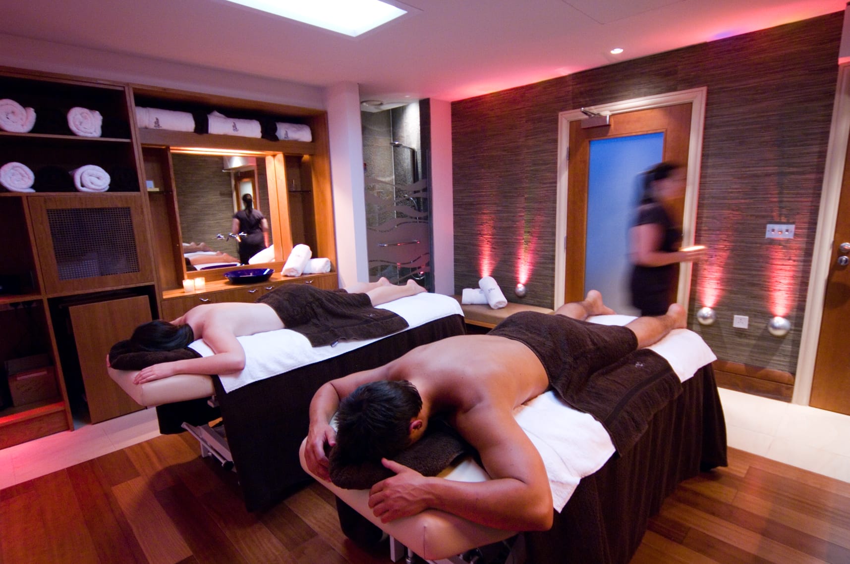 DC1490-058 Two individuals getting spa treatment